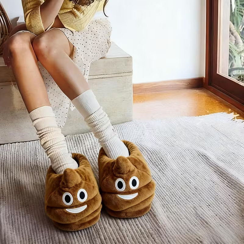 Забавни плюшени пантофи „Emoji Poop Smile“